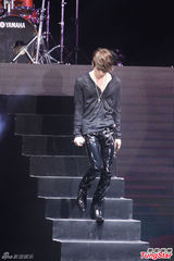 组图：金在中巡演台湾收官 宽肩窄腰细长腿