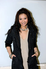 幻灯图：众艺人录制《劲歌金曲》 喜庆装扮迎新年