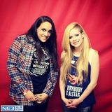 组图：艾薇儿被批粉丝合影不让碰 蕾哈娜随便摸