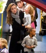 组图：朱莉抱希洛为万圣节扫货 孩子军团乐融融