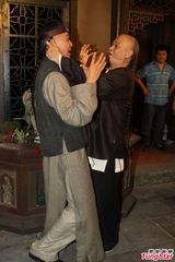 组图：吴孟达片场披头散发 与钟汉良鬼马搞怪