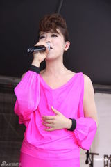 组图：丁当签唱会目睹男男热吻 称很想谈恋爱