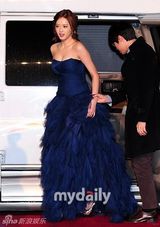 组图：高雅拉蓝色曳地长裙高贵亮相红毯