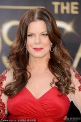 组图：马西娅-盖伊-哈登化身红色美人鱼亮相