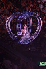 组图：梁静茹银白短裙开唱 送亲笔签名纸飞机