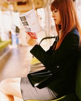 组图：佐佐木希玩变装秀 穿旗袍抱熊猫