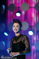 组图：张柏芝当众脱衣抛背心 献歌秀蕾丝内衣