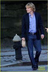 组图：《鸟为食亡》开拍 安妮斯顿拖鞋短裙清凉