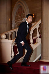 组图：朴有天现身百想西装笔挺帅气逼人