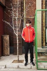 组图：李易峰曝街拍写真 阳光暖男春意袭人