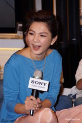 组图：Ella出席公益影像展 喜事将近洋溢幸福