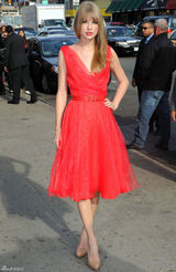 高清图：年度女人音乐奖泰勒-斯威夫特红裙美艳