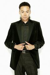 组图：高虎霸道写真曝光 一身酷黑别样“男人味”