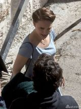 组图：娜塔莉新片自导自演 典雅蓝裙搭戏小男孩