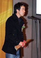 高清图：第30届韩国影评奖颁奖礼 姜东元获奖
