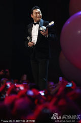 组图：鸟叔获最佳音乐录影带奖 风骚大跳骑马舞