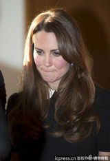 组图：凯特探访儿童慈善机构 获赠可爱毛绒玩具