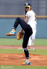 组图：after school嘉熙潇洒开球 挥洒动感魅力