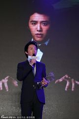 赵薇获青年领袖关锦鹏颁奖 将包场挺黄晓明(图)