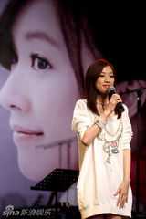 幻灯：张婧北京举行首唱会 毕晓世送水晶枪祝贺