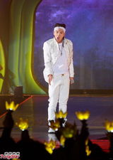 组图：BigBang火热开唱 座无虚席粉丝high翻场