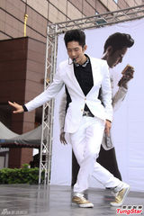 组图：吴建豪台北签唱惜肉如金湿背猛擦汗