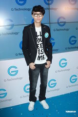 组图：方大同音乐创作不忘备份 与薛凯琪无亲密照