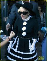 组图：LadyGaga现身罗马尼亚女仆装秀甜美