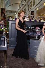 组图：安心亚露美背剪彩 柴智屏劝Makiyo安心工作