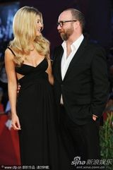 《巴尼的人生》首映 日本导演清水崇戴兔子头套抢镜