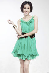 组图：袁志博新写真绽放春日气息