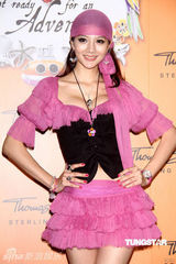 幻灯图：张惠妹男友现身珠宝发布会 称尚无结婚打算