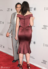 组图：凯蒂着紧身红色礼服亮相红毯 尽显好身材