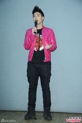 组图：潘玮柏摇下体跳哈林摇 对新恋情没有期待