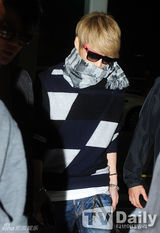 组图：JYJ飞赴越南 朴有天不惧绯闻现身机场