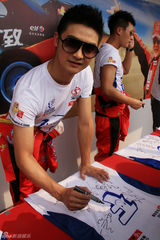 组图：田亮不惧酷暑做公益 欲转行当赛车手