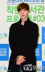 组图：韩星李钟硕出席慈善活动 暖男表里如一