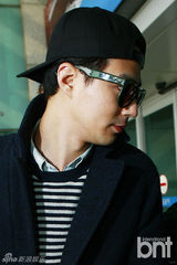 组图：赵寅成赴沪会粉丝 戴墨镜卖萌帅气不减