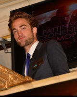 组图：帕丁森着西装现身股票交易所 与柯南伯格合影