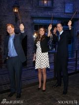 组图：凯特王妃波点裙孕态十足 与两位王子热聊