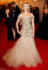 高清组图：斯嘉丽-约翰逊抹胸礼服亮相秀丰胸