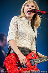 组图：泰勒红唇开唱秀美腿 狂放甩发野性魅力