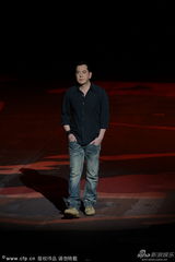 组图：黄秋生双手插兜登台颁男配 黄渤赢奖缺席