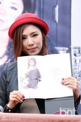 组图：女团Stellar举办粉丝签名会笑容甜美