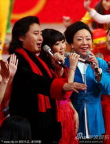 组图：戴玉强一家三口表演《绣荷包》