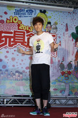 组图：吴克羣直言不适合婚姻 疑与何超莲玩完