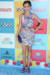 组图：萨拉-海蓝德花朵礼服亮相青春靓丽