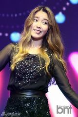 组图：歌手IU透视装宣传新专辑告别甜美展性感