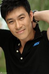 组图：孙玮夏日户外写真 尽显温情男人阳光柔情