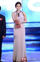 组图：首尔歌谣大赏 朴春甩掉鞋水晶露腹肌